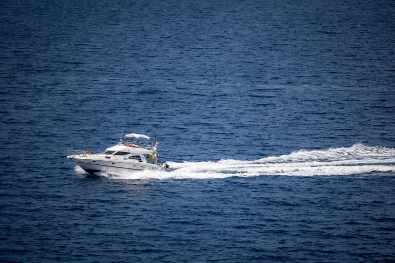 Jacht huren: ga je voor schipper of zelf varen?