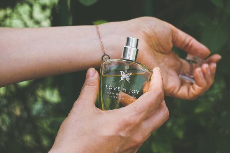 Het grote verschil tussen eau de toilette en parfum uitgelegd