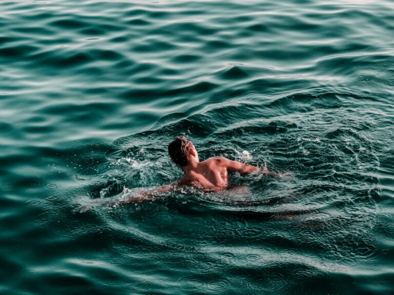 Zwemmen in koud water om af te vallen: zo werkt het écht
